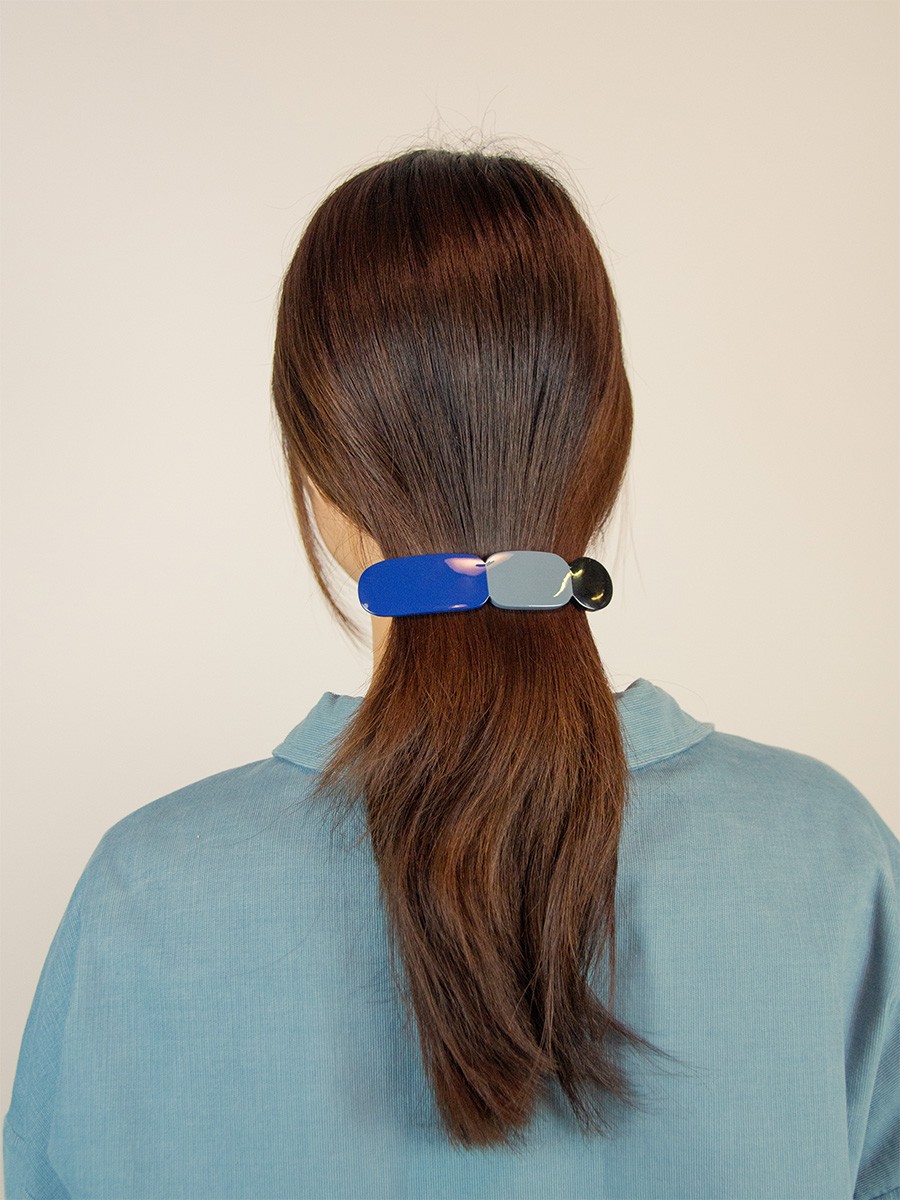 Barrette Totem en corne noire et laque Bleu