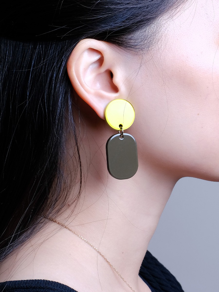 Mini Créoles clips Totem en corne blonde et laque Lime