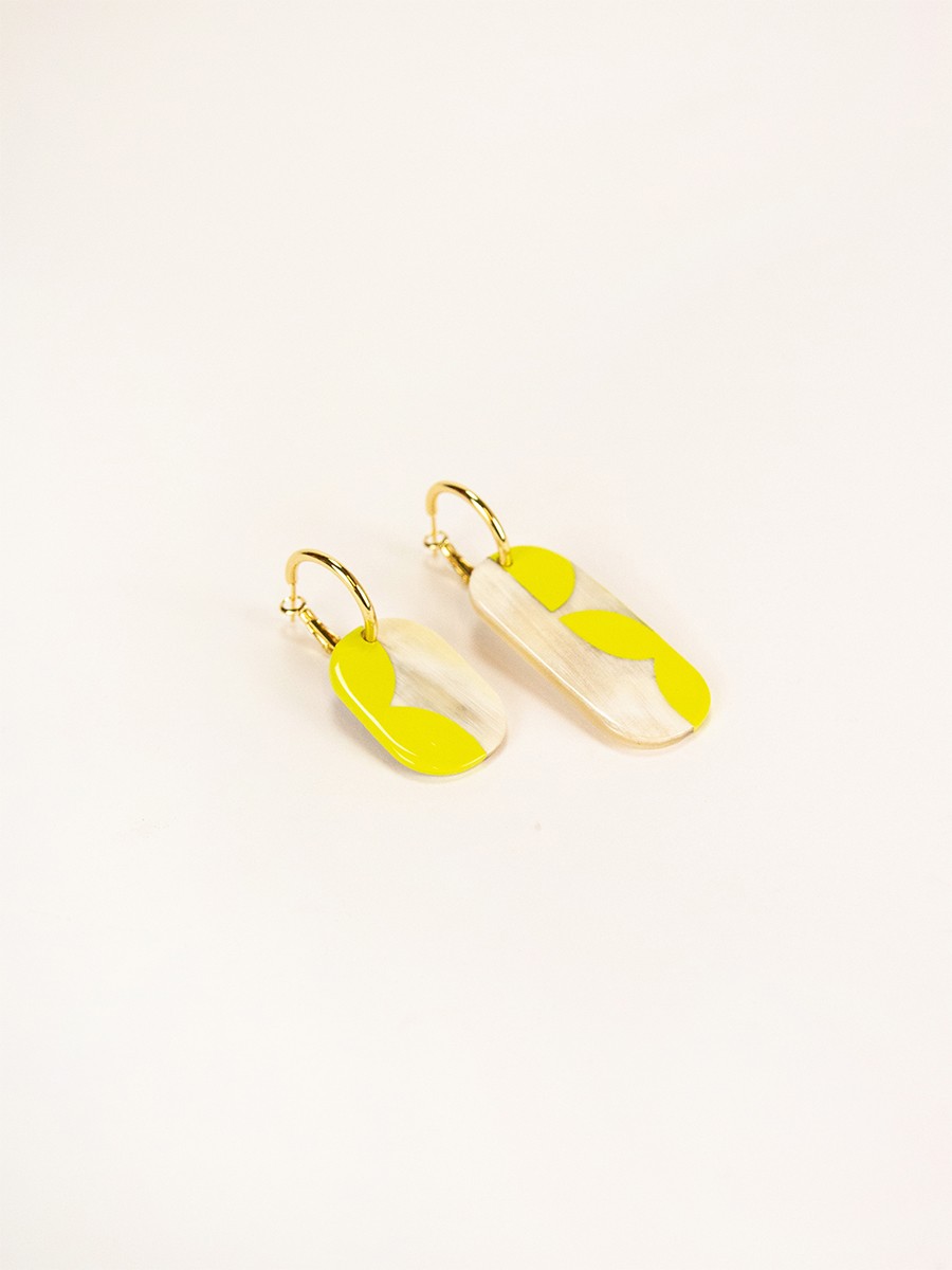 Mini Créoles Nymphe en corne blonde et laque Lime