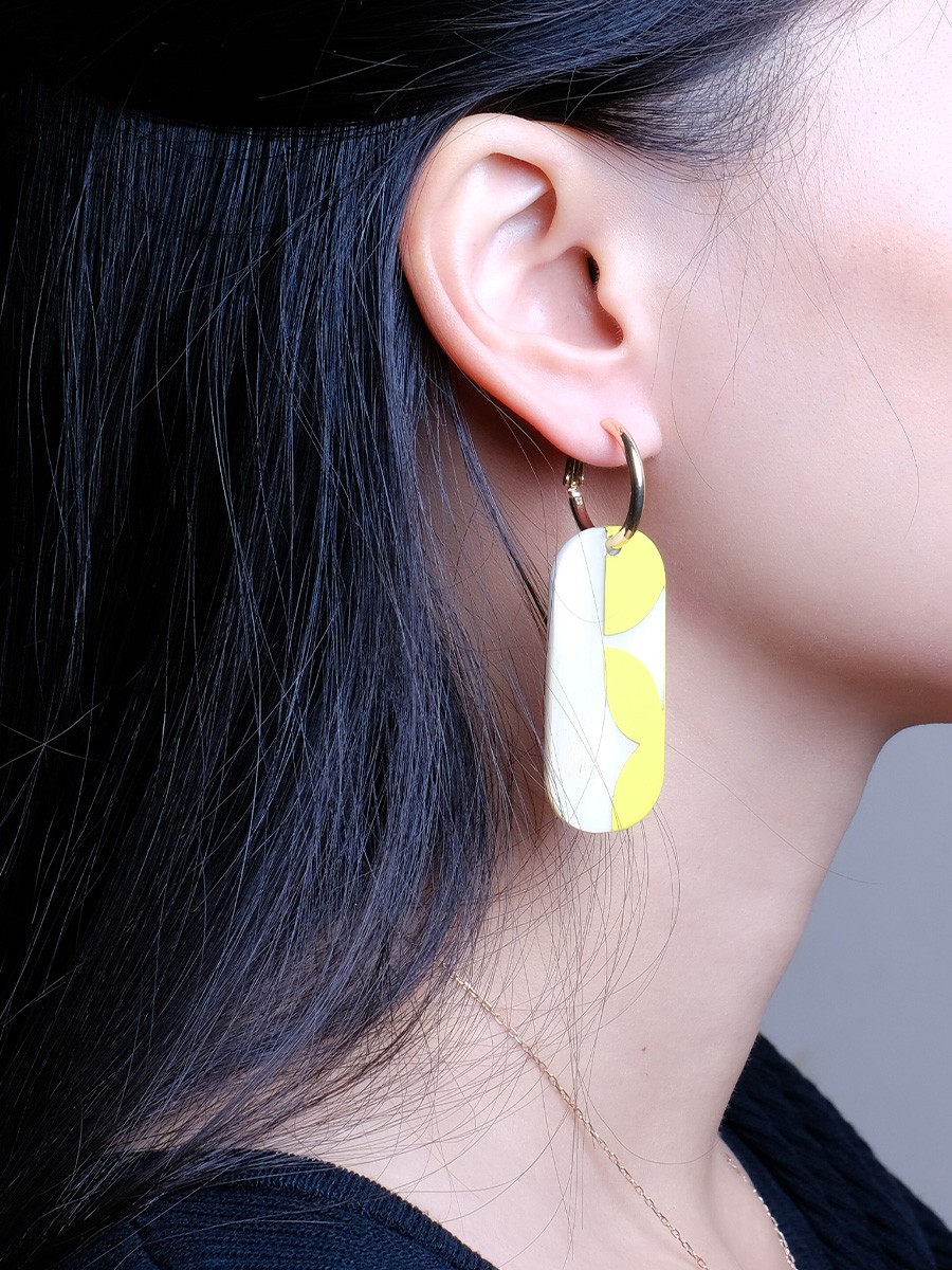 Mini Créoles Nymphe en corne blonde et laque Lime