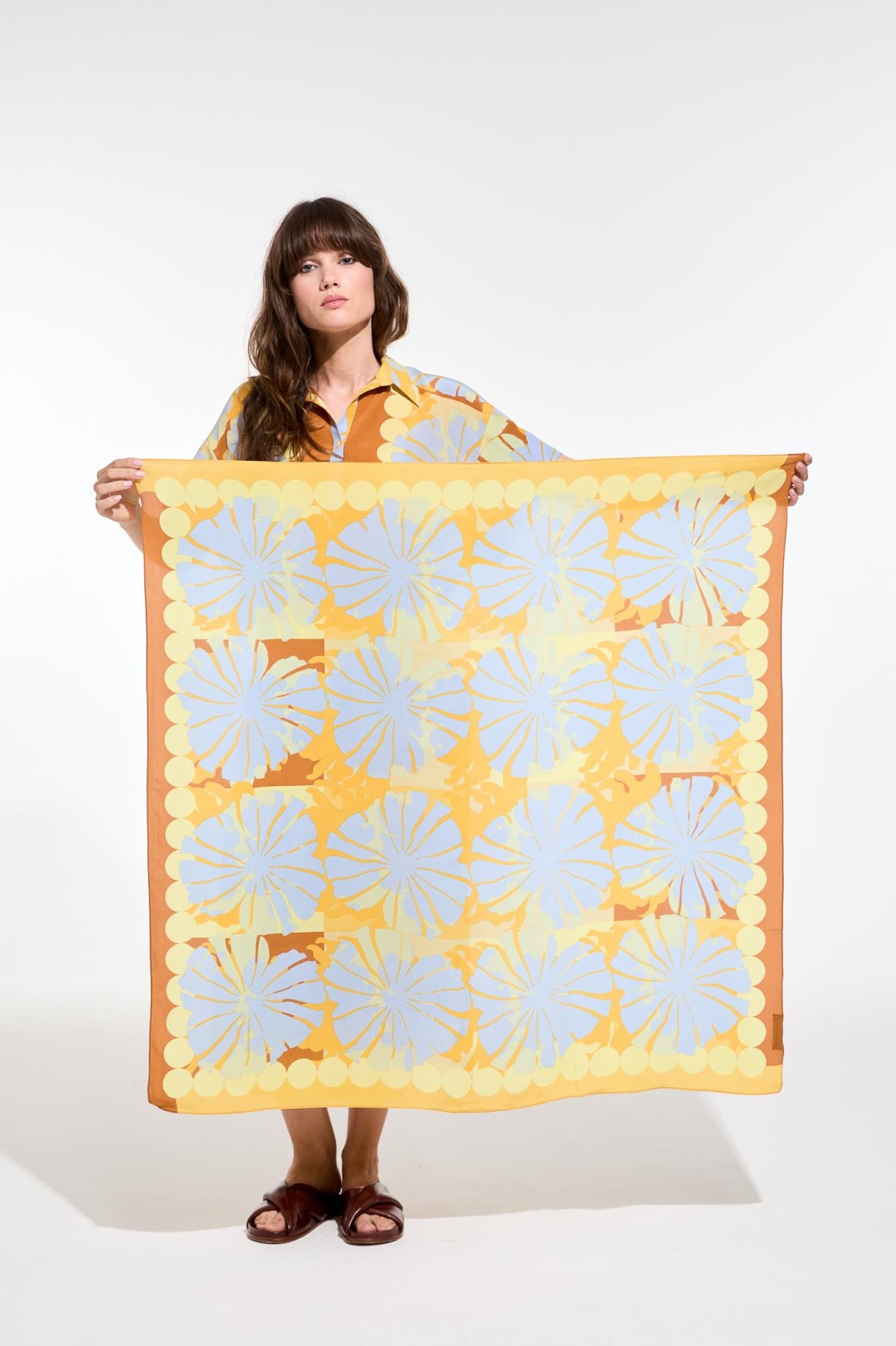 Carré en soie graphique à fleurs- Poppy jaune/Mapoésie